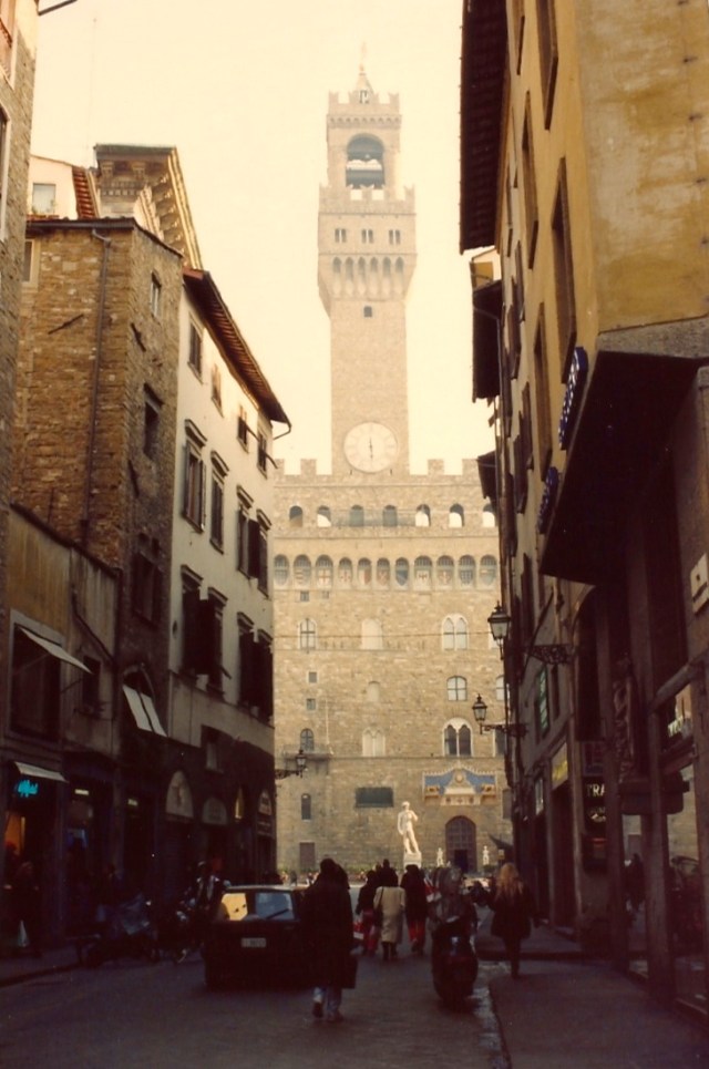 As ruelas de Florença com a Piazza Della Signoria ao fundo.