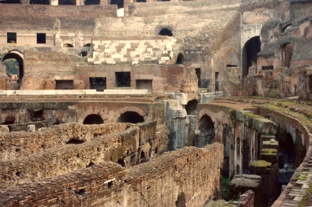 No subsolo do Coliseu ficavam presos os cristãos e as feras.