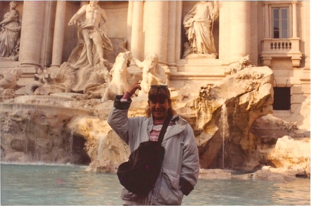 Os turistas jogam moedas na fonte para voltar a Roma.