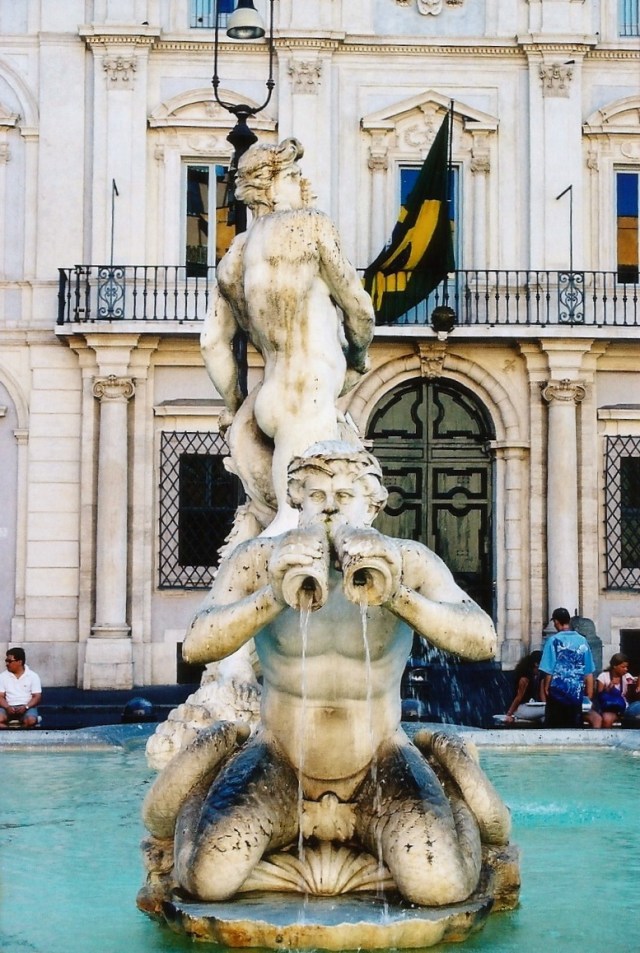 Detalhe da Praça Navona com a Embaixada do Brasil ao fundo.