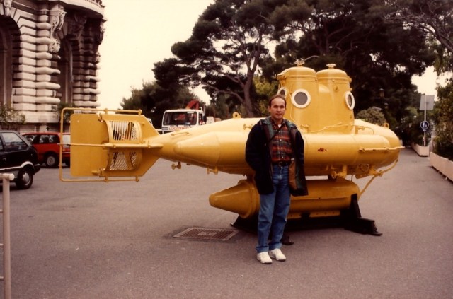 O submarino de Jacques Cousteau em exposição nos jardins do palácio real de Mônaco.