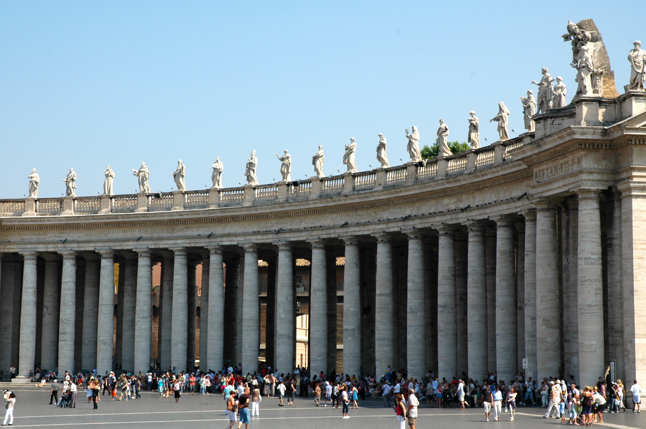 As colunas dóricas, os santos e os Papas.