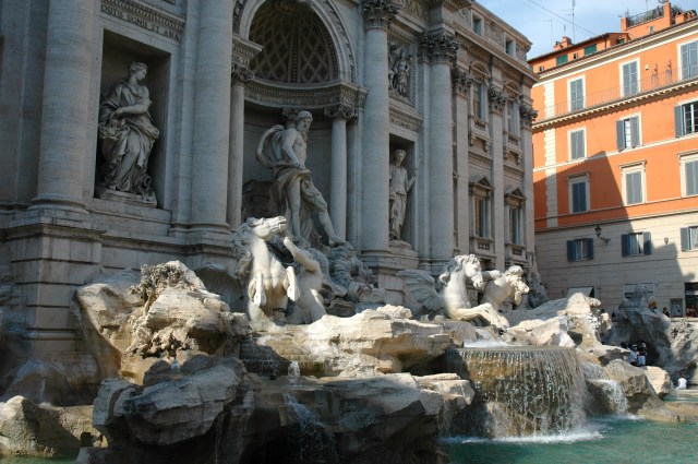 A Fontana de Trevi fica espremida numa praça pequena.