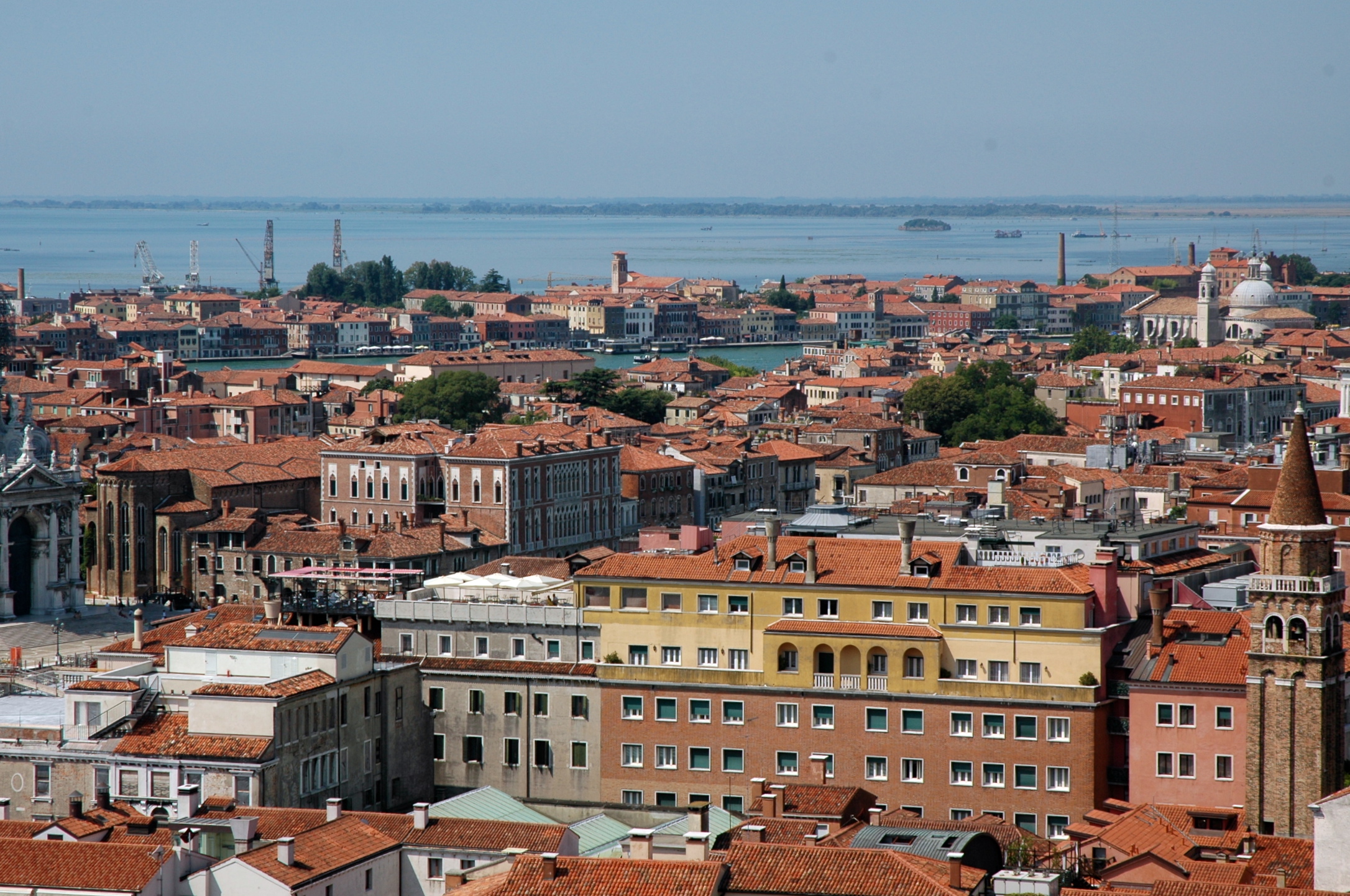 Vista aérea de Veneza e da Grande Laguna ao fundo.