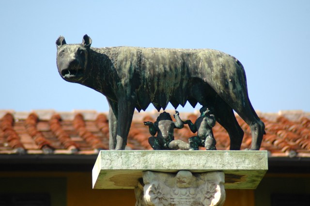 A loba, Rômulo e Remo, os símbolos da fundação de Roma.