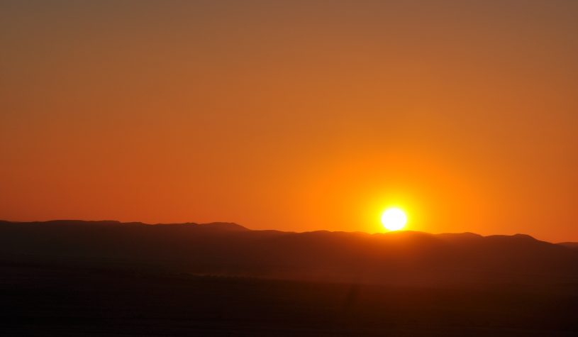 O pôr-do-sol sobre as dunas vermelhas da Namíbia
