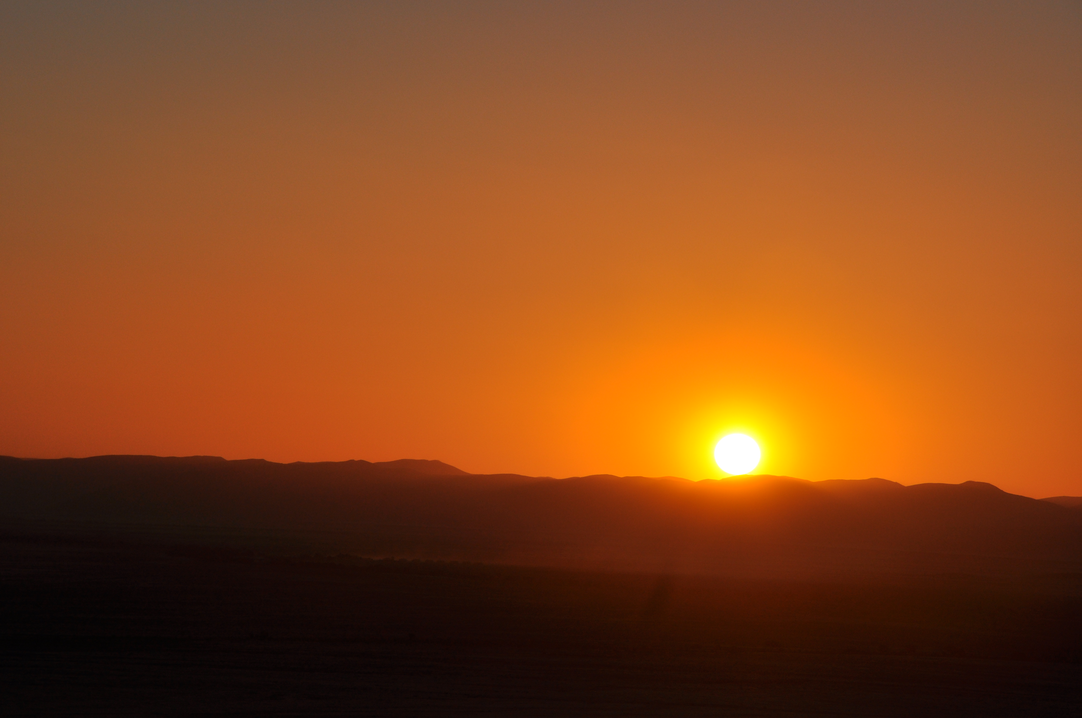 O pôr-do-sol sobre as dunas vermelhas da Namíbia