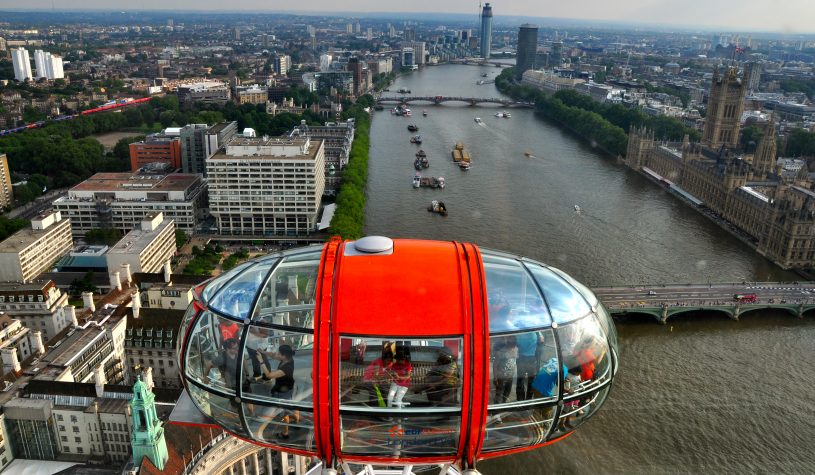 O Rio Tâmisa e a London Eye em Londres