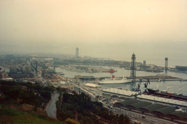 A cidade era um canteiro de obras atrasadas. 