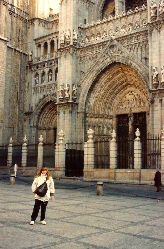 A Catedral fica espremida numa praça pequena.