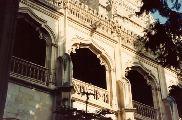 A influência árabe está presente na arquitetura de Toledo.