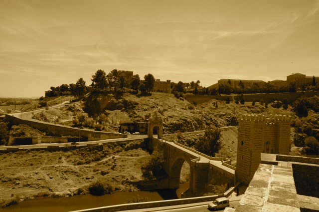 A cidade de Toledo no alto da colina.
