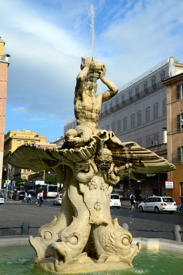 Os quatro grandes peixes compõem a base da fonte. 