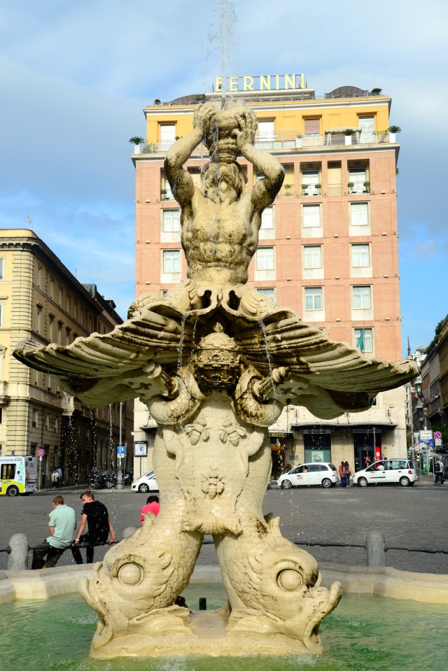 A Fonte do Tritão com o Hotel Bernini ao fundo.