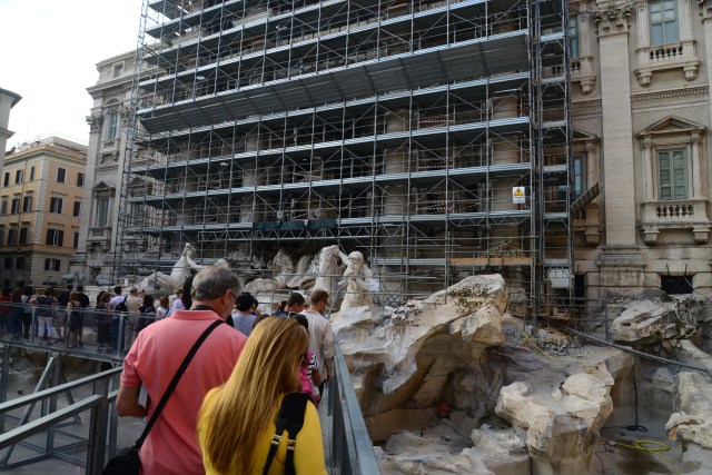 Os andaimes escondiam a fonte que estava sendo restaurada.