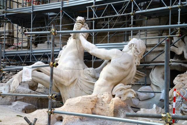 Esse Tritão segura o cavalo mais agitado.