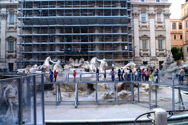 A praça acanhada dificulta a visão da Fontana de Trevi.