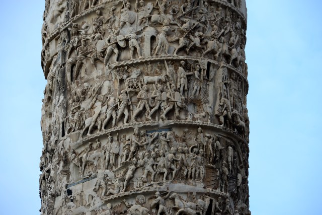 Detalhes da Coluna de Marco Aurélio