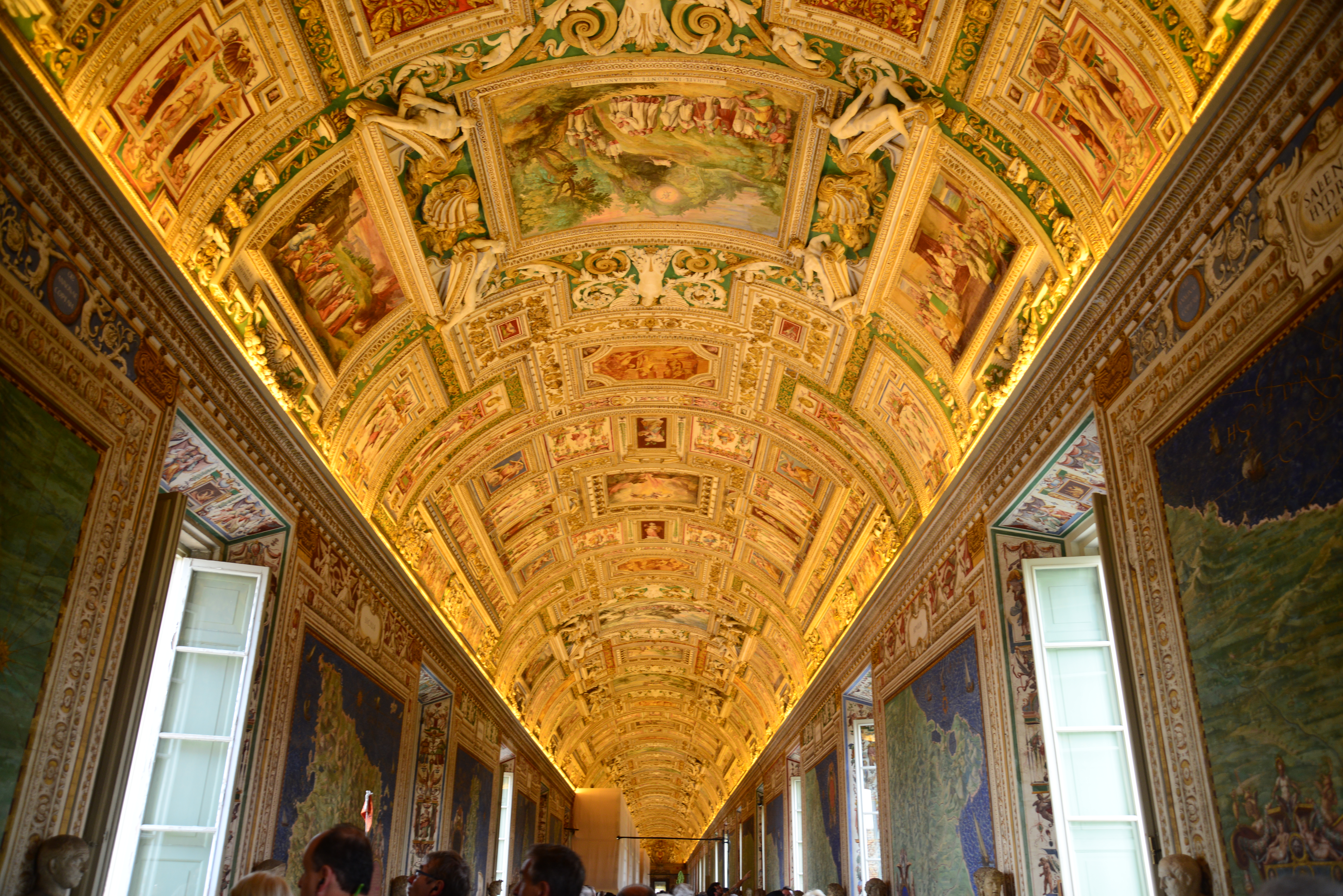 O maravilhoso teto da sala dos mapas do Museu do Vaticano.