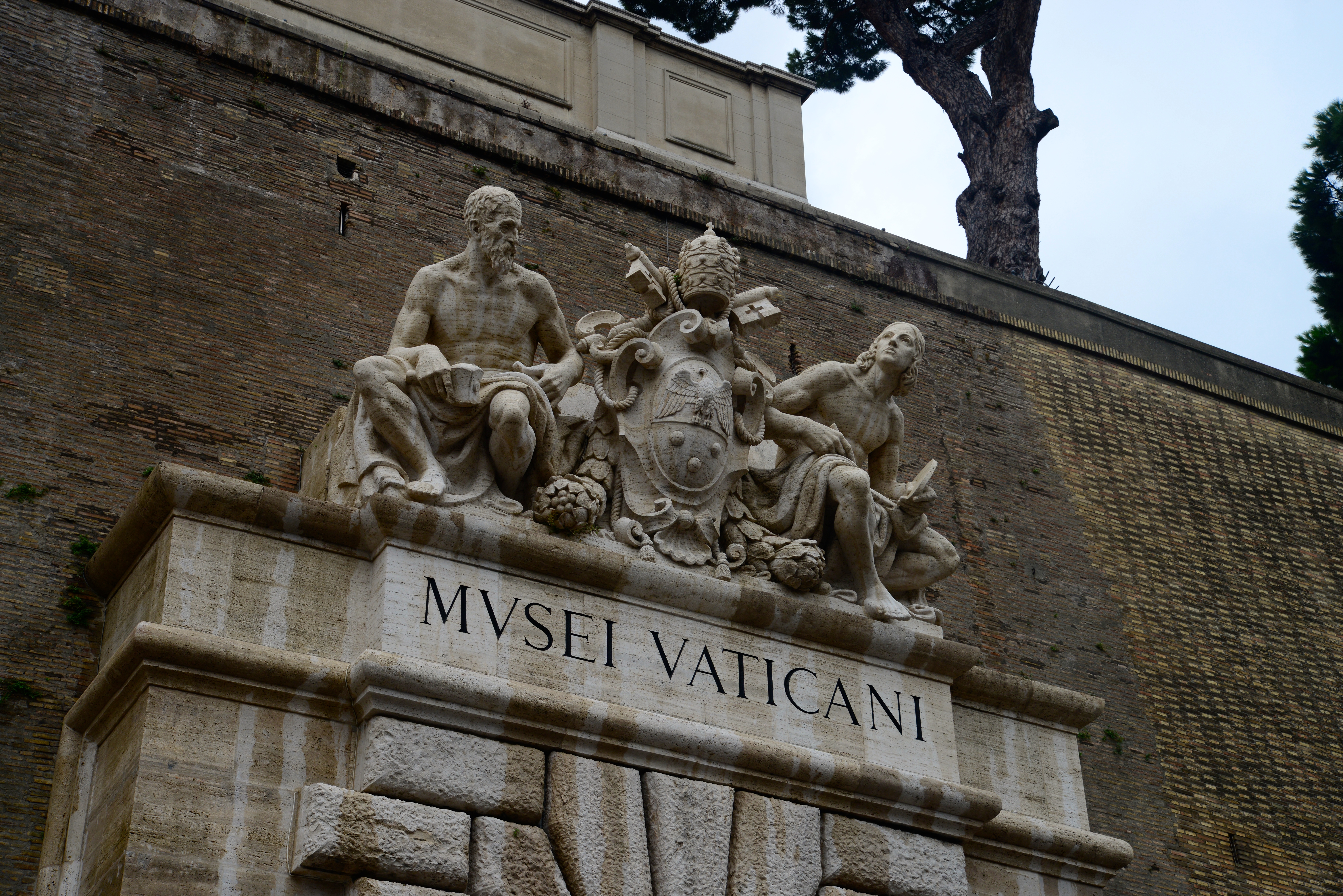 Portal na entrada dos Museus do Vaticano.