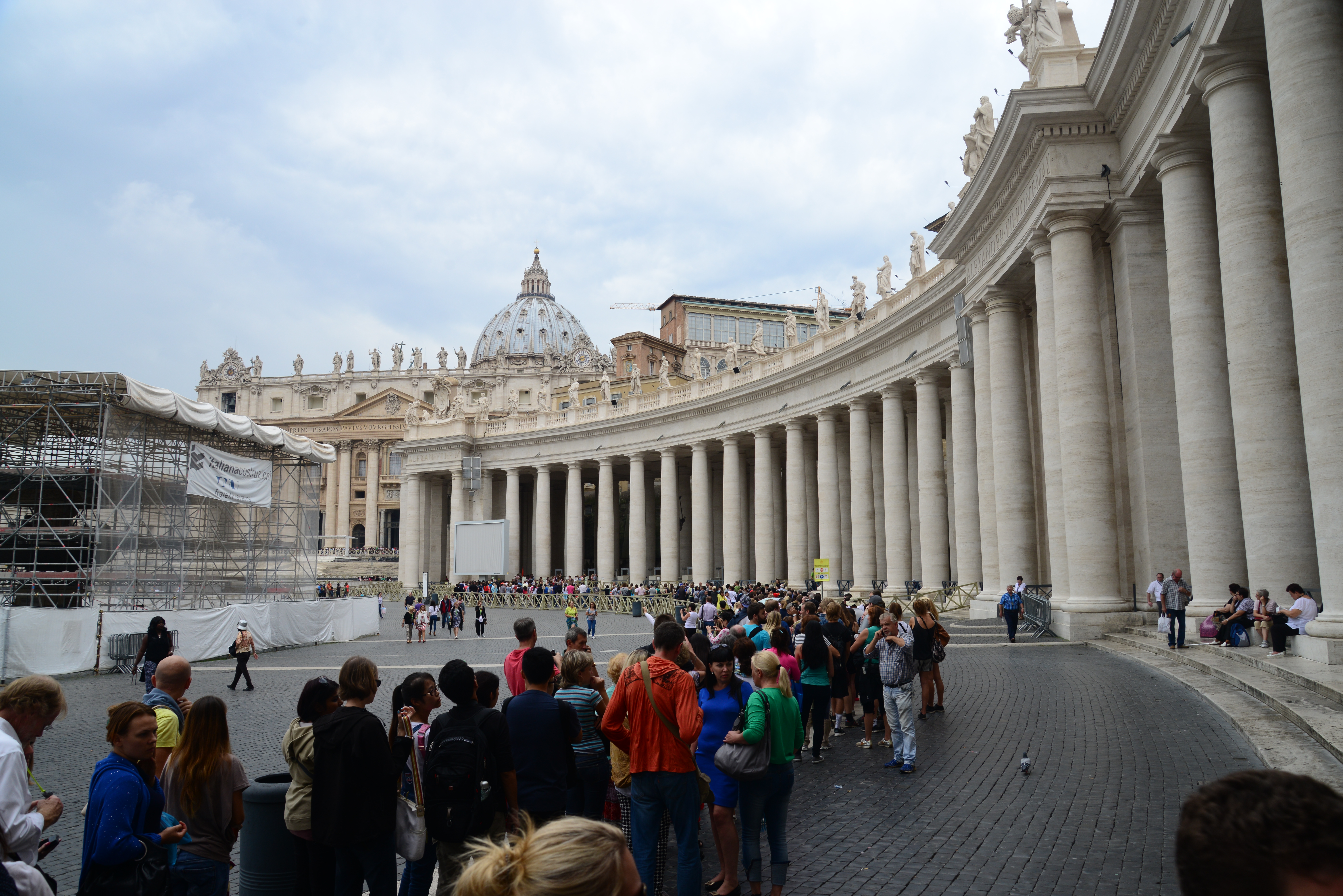 Filas imensas para entrar no Vaticano.