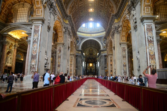 O interior da Basílica de São Pedro.