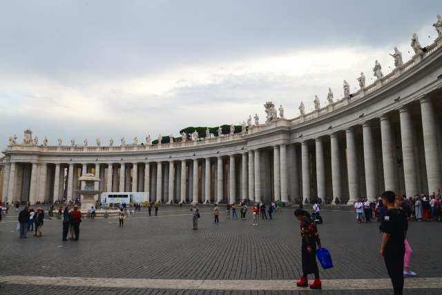 As colunas dóricas circundam a Praça.