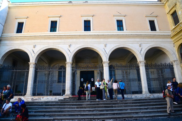 A fachada simples da Igreja de San Pietro in Vincoli esconde um tesouro.