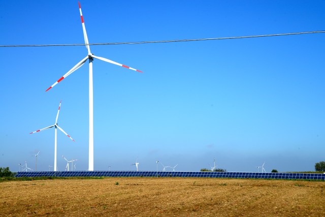 Moinhos para geração de energia eólica e placas para captação de energia solar.
