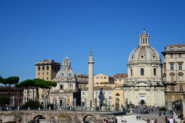 A Coluna de Trajano entre as bibliotecas.