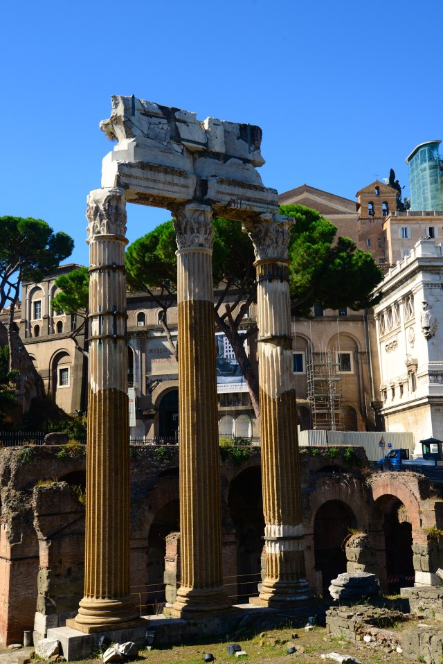 Colunas corintias no Fórum de César