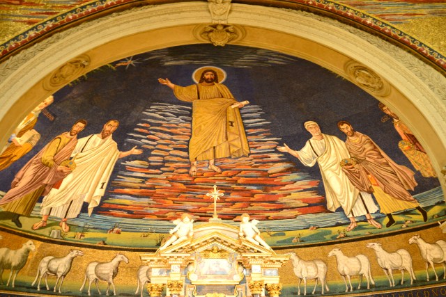 Detalhes dos santos gêmeos no mosaico no altar