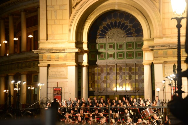 Concerto em frente ao Teatro Politeama.