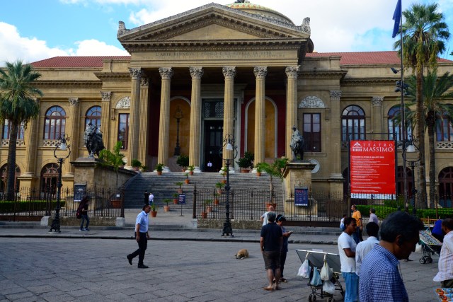 A escadaria da casa de ópera Teatro Massimo Vittorio Emanuele