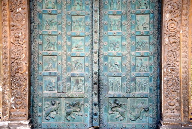 A magnífica porta de bronze da Catedral com os símbolos normandos.