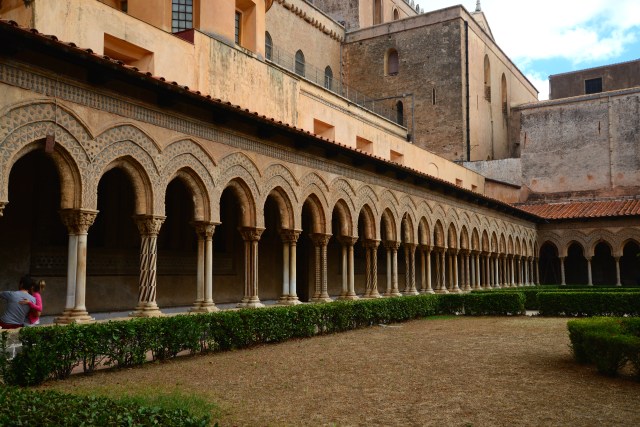 O espetacular claustro do Mosteiro Beneditino.