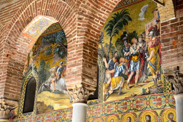 Os mosaicos do pátio são espetaculares.