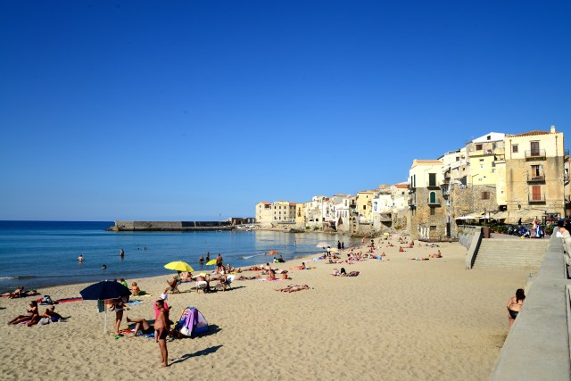 A praia calma em Cefalú.
