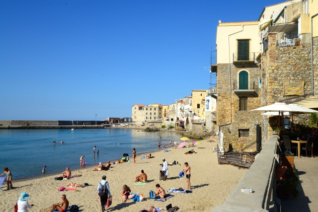 Cefalú, um dos destaques do litoral da Sicília.