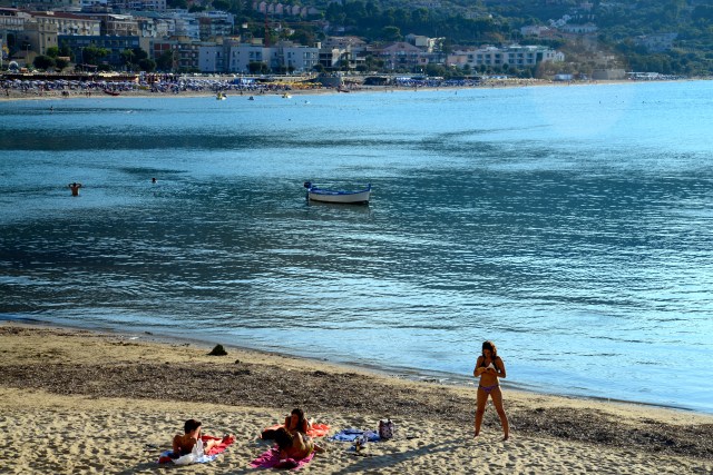 Banho de mar no fim da tarde em Cefalú.