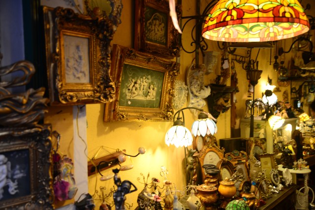 Lojas de artesanato nas ruas de Cefalú.