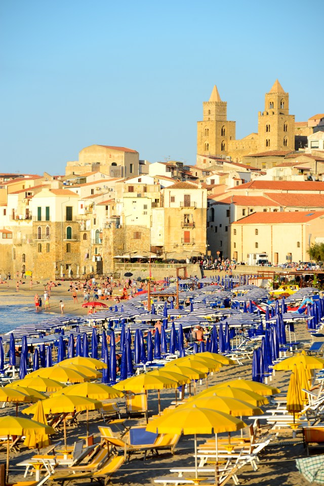 A praia ferve em Cefalú.