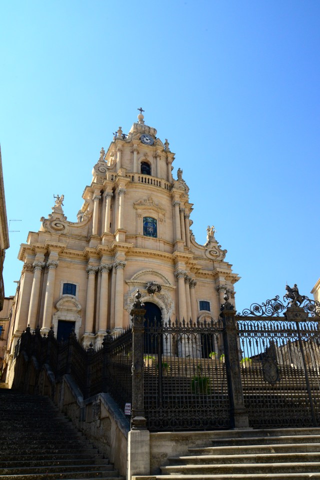 A bela fachada barroca da Igreja de São Jorge