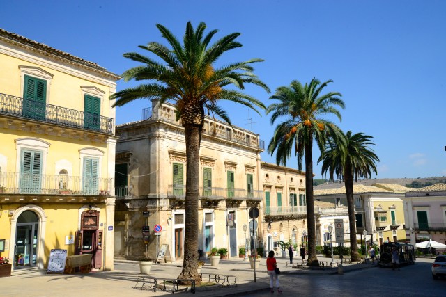 Casarões e Palácios seguem os traços do barroco siciliano.