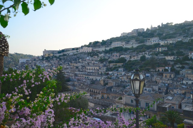 A vista de Modica Baixa a partir da escadaria da Igreja de São Jorge.