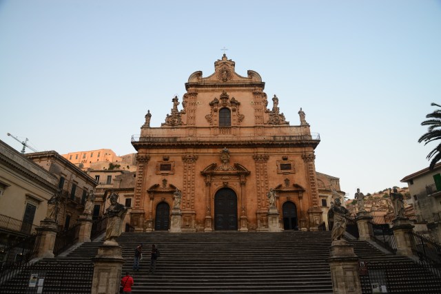 A fachada barroca da Igreja de São Pedro em Modica.