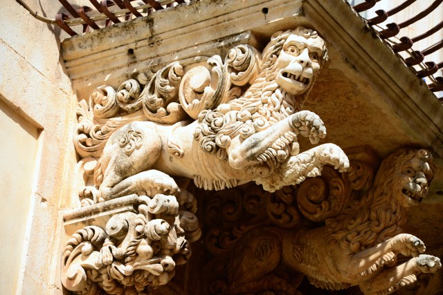 Detalhe de um balcão barroco em Noto.