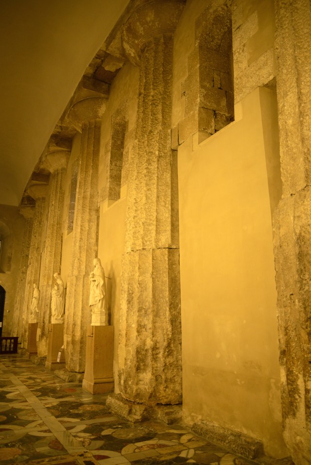 As colunas dóricas do Templo de Atena sustentam as paredes da Catedral
