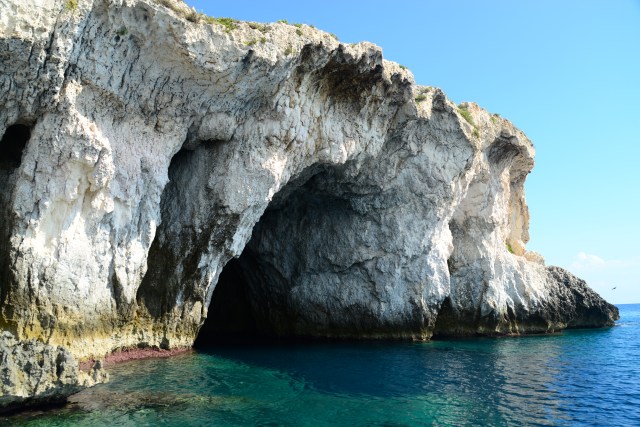 As grutas calcáreas estão por toda a orla de Siracusa.