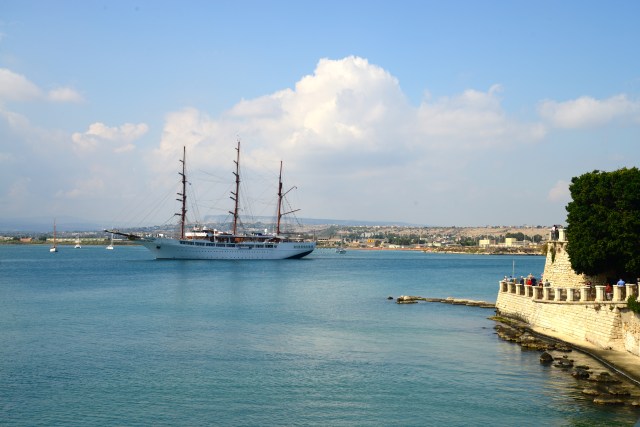 Uma passarela contorna a Ilha de Ortigia.